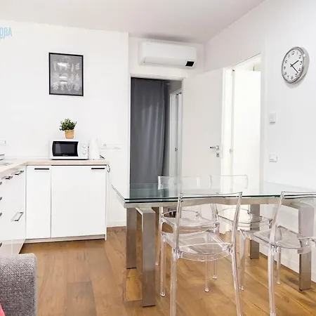 Blue Life 2a Tirabora Short Rent Τεργέστη
